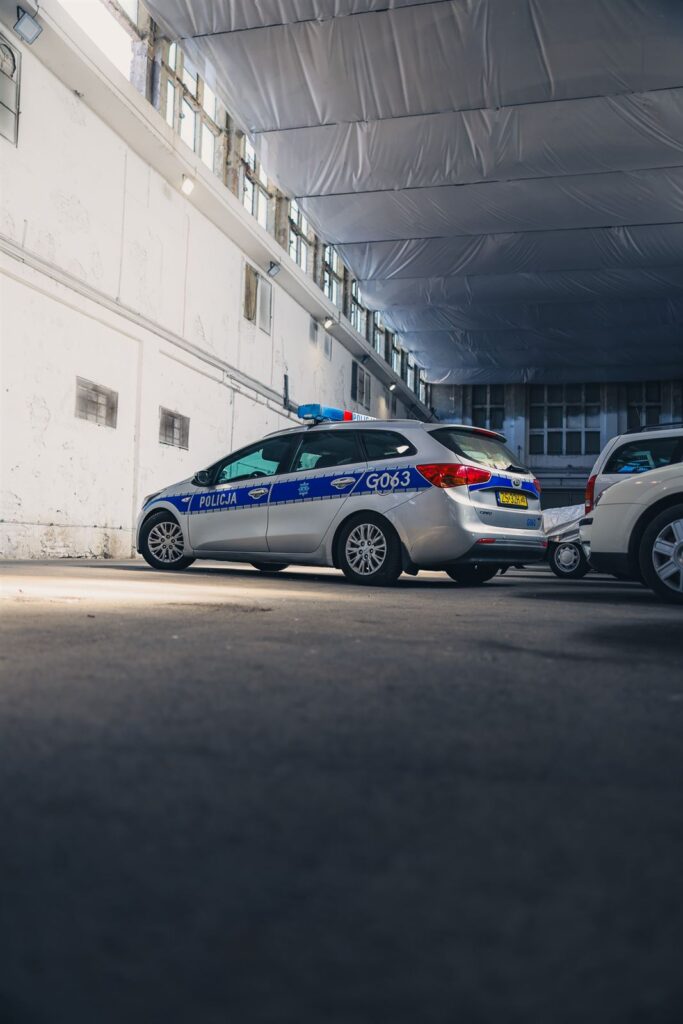 Radiowoz Kia Ceed, widok od tylu w hali