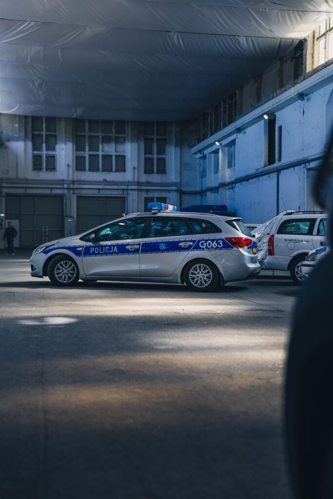 Radiowoz Kia Ceed, widok z boku o zmierzchu